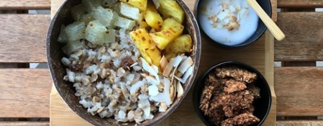 Kaša z jačmenných krúpov s kokosom a ovocím